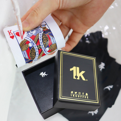 Kartu bermain PVC yang disesuaikan Kartu poker berlapis emas halus Hitam dingin Kreatif tahan lama