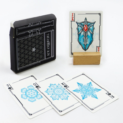 Game Poker Cetak Kartu Kertas Stamping Perak Custom dengan Tekstur Emboss Black Core